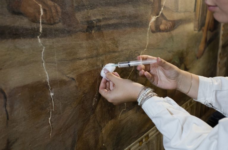 Consolidamento dell'intonaco.