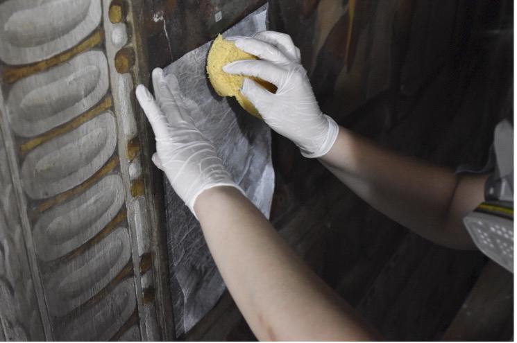 Pulitura della resina acrilica.